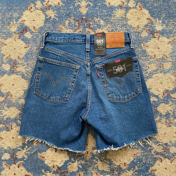 NWT Levi's 501 Mid Thigh Jean Shorts in Charleston Picks 24 - Picture 3 of 3